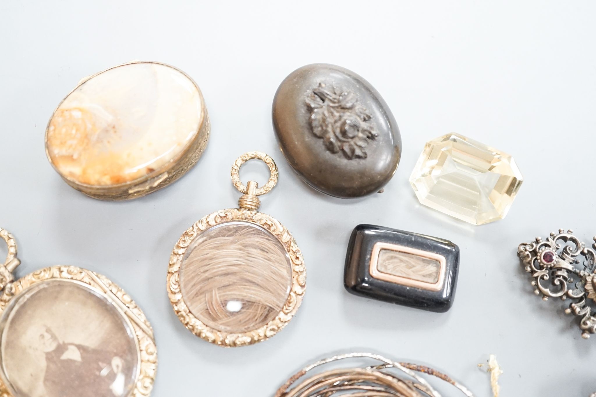 Sundry jewellery, including yellow metal overlaid mourning pendant with plaited hair, George III mourning brooch(a.f.), lockets, bracelet, unmounted cut citrine, etc.